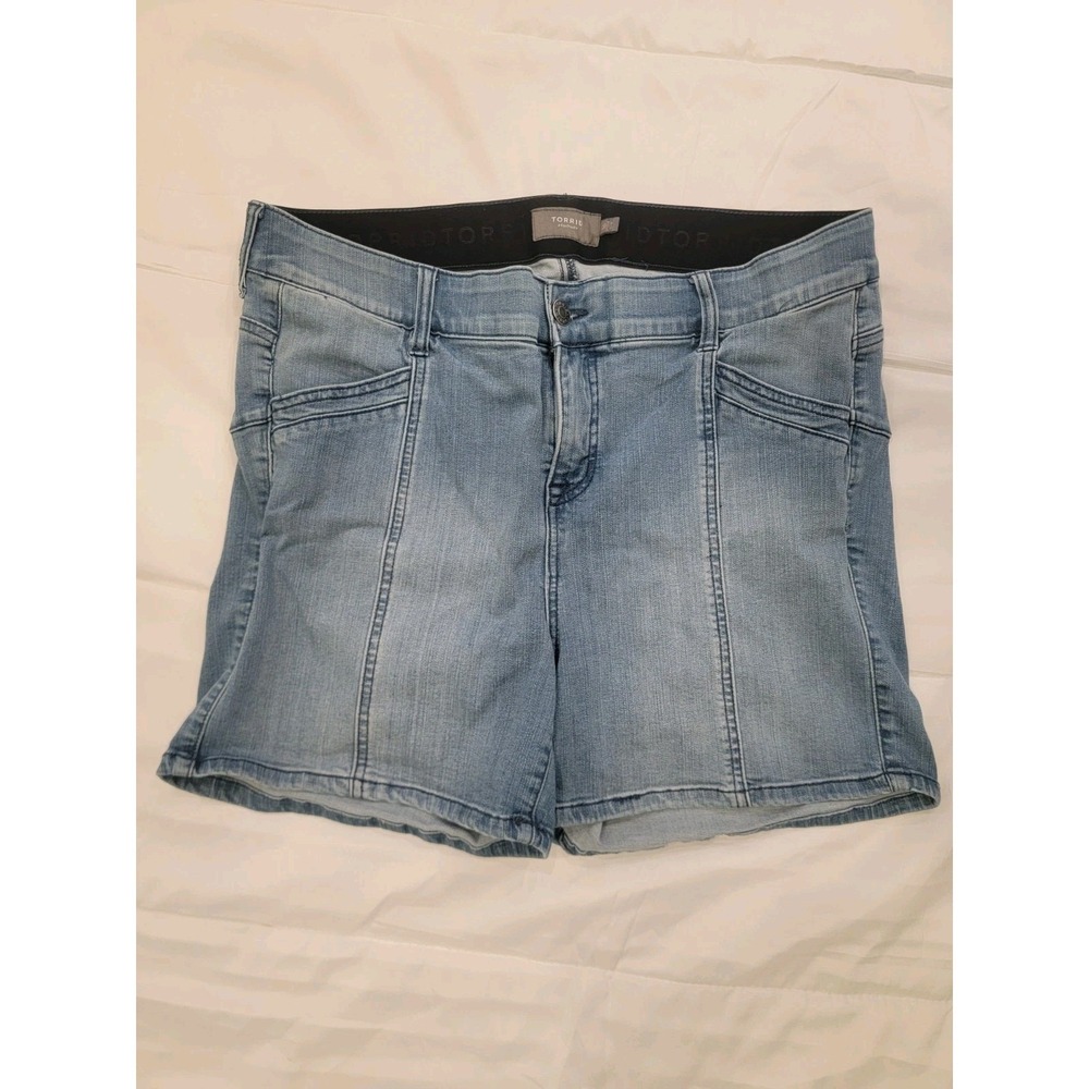 Women's 16 Torrid denim stretch jeans shorts: 4.5" Inseam, Comfort WaistBand